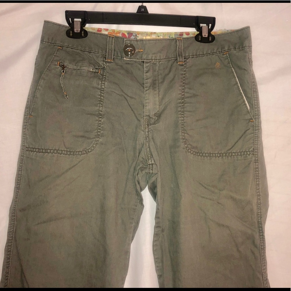 Levi’s Army Green Capris